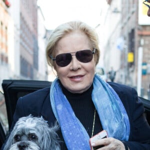 Exclusif - Sylvie Vartan arrive en compagnie de son chien Muffin, au théâtre Royal de Mons en Belgique pour donner un concert en hommage à Johnny Hallyday, le 18 novembre 2018.