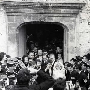 Sylvie Vartan et Johnny Hallyday lors de leur mariage à Loconville. Le 12 avril 1965.