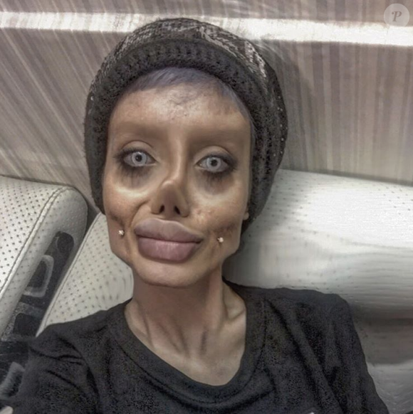 Sahar Tabar, une jeune fan iranienne, fait tout pour ressembler à Angelina Jolie. Selon la presse, elle aurait subi jusqu'à 50 opérations de chirurgie esthétique. Novembre 2017.