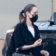 Exclusif - Angelina Jolie qui porte un masque facial fait du shopping avec son fils Knox à Los Angeles le 5 décembre 2020.