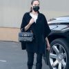 Exclusif - Angelina Jolie fait du shopping avec son fils Knox à Los Angeles le 5 décembre 2020.