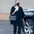 Exclusif - Angelina Jolie fait du shopping avec son fils Knox à Los Angeles le 5 décembre 2020.