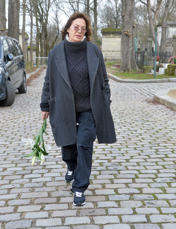 Jane Birkin - Arrivées aux obsèques d'Anna Karina en la chapelle de l'Est au cimetière du Père Lachaise à Paris.