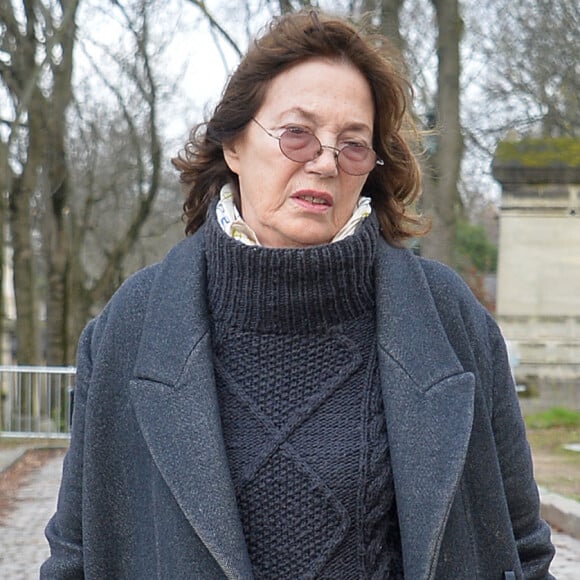 Jane Birkin - Arrivées aux obsèques d'Anna Karina en la chapelle de l'Est au cimetière du Père Lachaise à Paris.