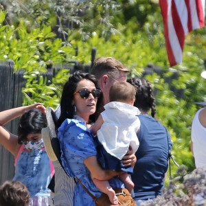 Exclusif - Abigail Spencer, la meilleure amie de Meghan et ancienne co-star de "Suits", emmène son "County Line Florals" (camionnette de vente ambulante de fleurs) dans le quartier de Meghan Markle, vendant des fleurs rustiques depuis le Combi Volkswagen. Los Angeles, les 5 septembre 2020. Le magasin de fleurs itinérant a été un succès absolu, vendant toutes les marchandises en moins de 2 heures, les habitants s'arrêtant pour discuter et prendre des photos du van et de l'actrice.