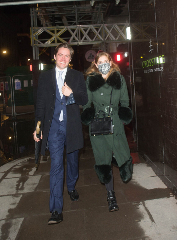 La princesse Beatrice d'York et son mari Edoardo Mapelli Mozzi dans les rues de Mayfair à Londres. Le 3 décembre 2020.