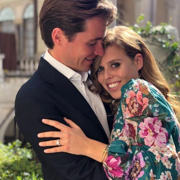 La princesse Beatrice et Edoardo Mapelli Mozzi ont annoncé leurs fiançailles le 26 septembre 2019. 