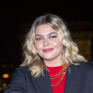 La chanteuse Louane lors de la cérémonie d'illumination des Champs Elysées à Paris le 22 novembre 2020. Louane Emera est la marraine de la 40ème cérémonie d'illumination des champs Elysées. © JB Autissier / Panoramic / Bestimage