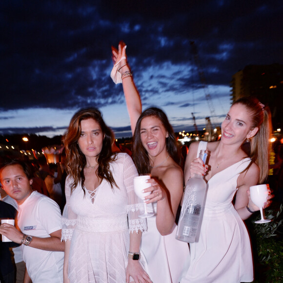 Exclusif - Ambiance - Maëva Coucke fête son 26ème anniversaire sur la péniche "Pastel" avec ses amis à Paris le 27 juin 2020. © Rachid Bellak/Bestimage 