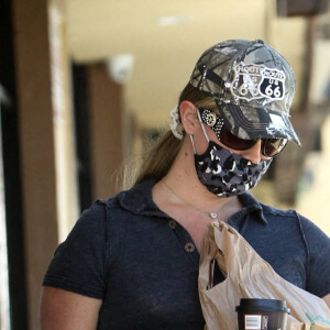 Exclusif - Lana Del Rey est allée faire des courses dans un 7-Eleven à Los Angeles pendant l'épidémie de coronavirus (Covid-19), le 28 juillet 2020.