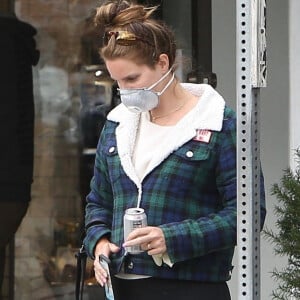 Exclusif - Lana Del Rey et sa soeur Caroline Grant portent des masques pour se protéger de l'épidémie de Coronavirus (Covid-19) lors d'une sortie à Los Angeles, le 10 avril 2020.