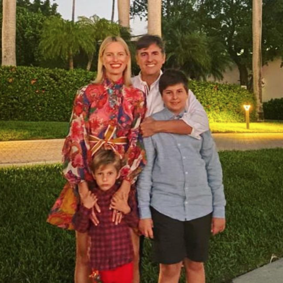 Karolina Kurkova, son mari Archie Drury et leurs deux enfants. Décembre 2020.