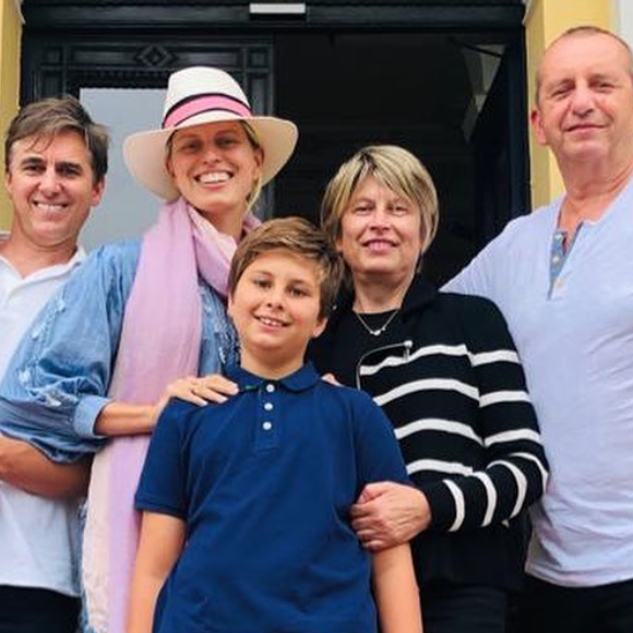 Karolina Kurkova, ses parents (à droite), son mari Archie Drury (à gauche) et leurs deux fils. Décembre 2020.