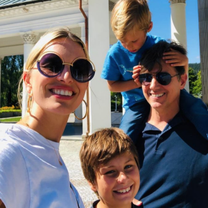 Karolina Kurkova, son mari Archie Drury et leurs deux fils. Décembre 2020.