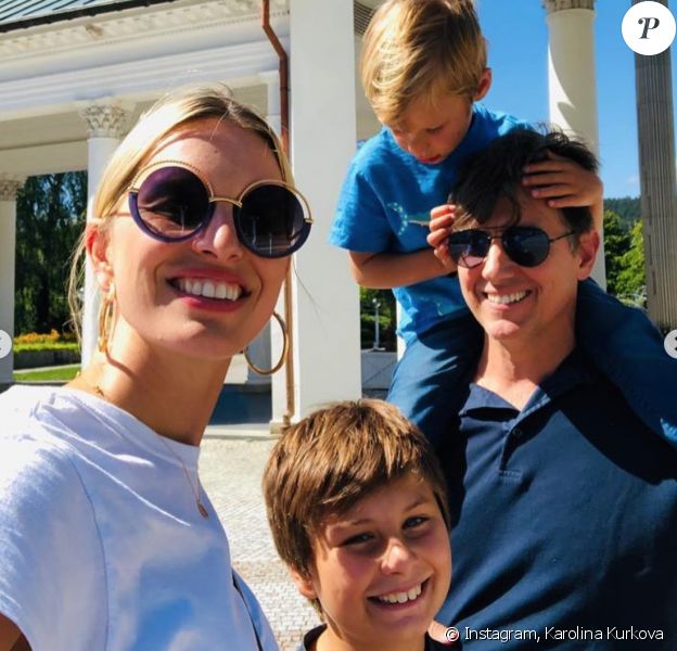 Karolina Kurkova, son mari Archie Drury et leurs deux fils. Décembre 2020.