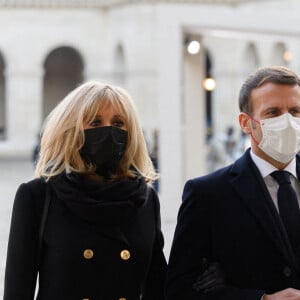 Brigitte et Emmanuel Macron - Le président français Emmanuel Macron assiste à l'hommage national pour le résistant de la Seconde Guerre mondiale et "Compagnon de la Libération" Daniel Cordier à l'Hôtel des Invalides à Paris, le 26 novembre 2020. © Jacques Witt / Pool / Bestimage