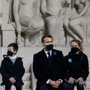 Le président de la République, Emmanuel Macron accompagné de la première dame Brigitte Macron préside la cérémonie de panthéonisation de Maurice Genevoix, le 11 novembre 2020, au Panthéon, Paris. © Stéphane Lemouton / Bestimage