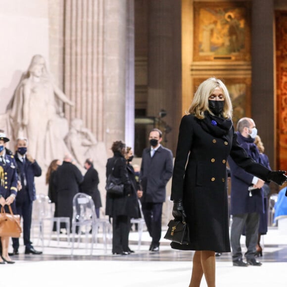 Le président de la République, Emmanuel Macron accompagné de la première dame Brigitte Macron préside la cérémonie de panthéonisation de Maurice Genevoix, le 11 novembre 2020, au Panthéon, Paris. © Stéphane Lemouton / Bestimage