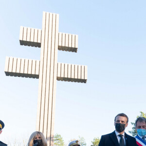 Joseph Zimet, préfet de la Haute-Marne, Brigitte Macron, Emmanuel Macron, Pascal Babouot, maire de Colombey-les-Deux-Églises- L'unité de démonstration de voltige de l'armée de l'air française "Patrouille de France" (PAF) survole le mémorial du défunt, le président français et héros de la Seconde Guerre mondiale, Charles de Gaulle. En présence du président français Emmanuel Macron lors d'une cérémonie dans le village de Colombey-les- Deux-Eglises le 9 novembre 2020. © Jacques Witt/Pool/Bestimage