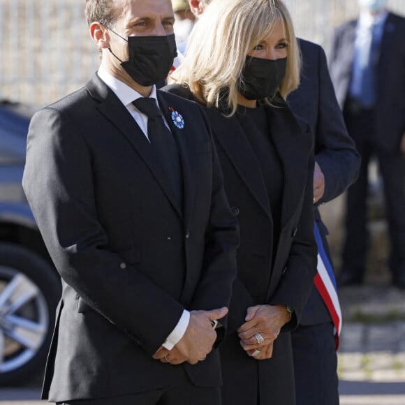 Le président Emmanuel Macron et sa femme Brigitte Macron rencontrent des élus locaux avant une cérémonie commémorative pour le défunt président et héros de la Seconde Guerre mondiale, Charles de Gaulle dans le village du nord-est de Colombey-les-Deux-Eglises où de Gaulle est décédé et a été enterré il y a 50 ans, le 9 novembre 2020. © Ludovic Marin / Pool / Bestimage