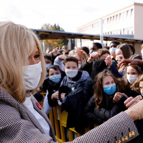 Brigitte Macron fait une dictée aux écoliers en soutien à l'Association Européenne de Leucodystrophie (ELA), au collège Charles-Peguy, Chesnay-Rocquencourt le 12 octobre 2020. © Thomas Coex / Pool / Bestimage