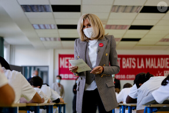 Brigitte Macron fait une dictée aux écoliers en soutien à l'Association Européenne de Leucodystrophie (ELA), au collège Charles-Peguy, Chesnay-Rocquencourt le 12 octobre 2020. © Thomas Coex / Pool / Bestimage