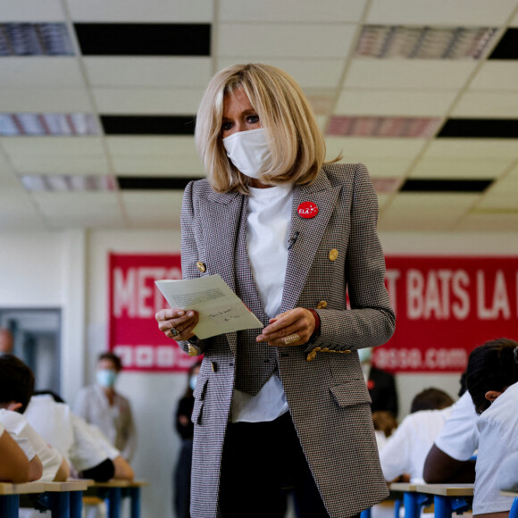 Brigitte Macron fait une dictée aux écoliers en soutien à l'Association Européenne de Leucodystrophie (ELA), au collège Charles-Peguy, Chesnay-Rocquencourt le 12 octobre 2020. © Thomas Coex / Pool / Bestimage