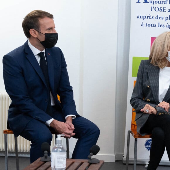 le Président Emmanuel Macron et sa femme Brigitte Macron visitent la plateforme Handicap Repit des aidants (Phare) à Paris le 6 octobre 2020. © Jacques Witt/Pool/Bestimage