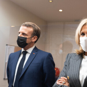 Le Président Emmanuel Macron et sa femme Brigitte Macron visitent la plateforme Handicap Repit des aidants (Phare) à Paris le 6 octobre 2020. © Jacques Witt/Pool/Bestimage