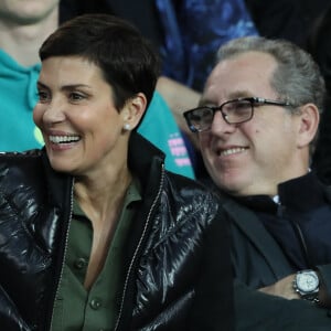 Cristina Cordula et son mari Frédéric Cassin dans les tribunes du match de football de Ligue 1 PSG - Monaco au Parc des Princes à Paris, le 15 avril 2018.