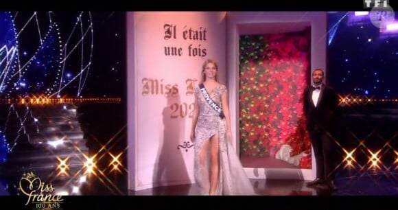 Miss Provence : April Benayoum lors du défilé des 5 finalistes de Miss France 2021 le 19 décembre 2020 sur TF1