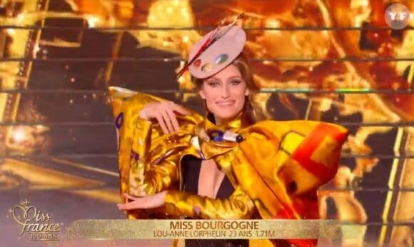 Miss Bourgogne : Lou-Anne Lorphelin lors du dernier défilé des 5 finalistes de Miss France 2021 le 19 décembre sur TF1