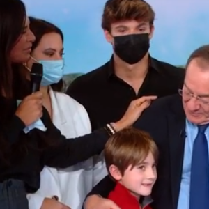 Jean-Pierre Pernau ému, sa femme Nathalie Marquay, ses enfants Tom et Lou et son petit-fils Léo sur le plateau du JT de 13h de TF1, le 18 décembre 2020