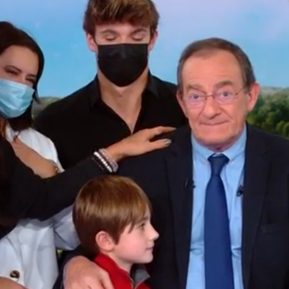 Jean-Pierre Pernau ému, sa femme Nathalie Marquay, ses enfants Tom et Lou et son petit-fils Léo sur le plateau du JT de 13h de TF1, le 18 décembre 2020