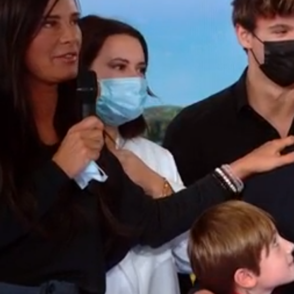 Jean-Pierre Pernau ému, sa femme Nathalie Marquay, ses enfants Tom et Lou et son petit-fils Léo sur le plateau du JT de 13h de TF1, le 18 décembre 2020