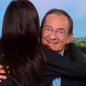 Jean-Pierre Pernaut avec ses enfants Tom et Lou, sa femme Nathalie Marquay et son petit-fils Léo sur le plateau du JT de 13h de TF1, le 18 décembre 2020