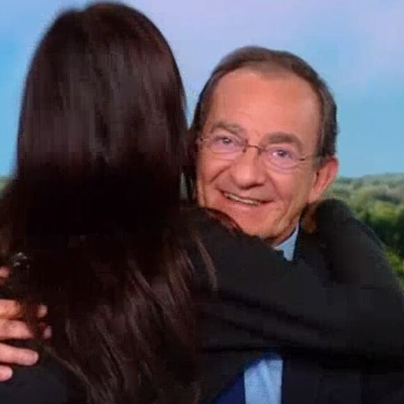 Jean-Pierre Pernaut avec ses enfants Tom et Lou, sa femme Nathalie Marquay et son petit-fils Léo sur le plateau du JT de 13h de TF1, le 18 décembre 2020