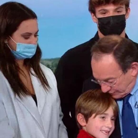 Jean-Pierre Pernaut avec ses enfants Tom et Lou, sa femme Nathalie Marquay et son petit-fils Léo sur le plateau du JT de 13h de TF1, le 18 décembre 2020