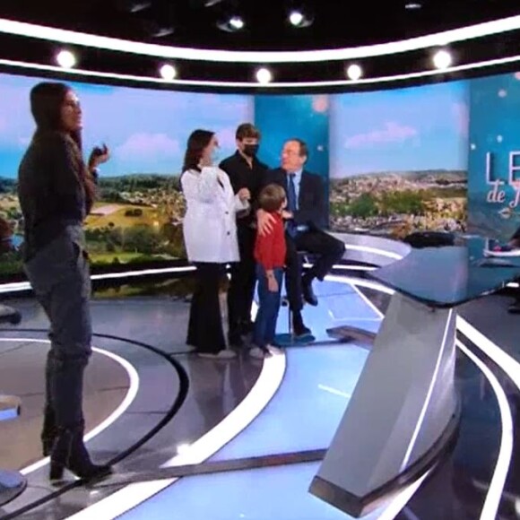 Jean-Pierre Pernaut avec ses enfants Tom et Lou, sa femme Nathalie Marquay et son petit-fils Léo sur le plateau du JT de 13h de TF1, le 18 décembre 2020