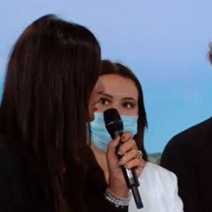 Jean-Pierre Pernaut avec ses enfants Tom et Lou, sa femme Nathalie Marquay et son petit-fils Léo sur le plateau du JT de 13h de TF1, le 18 décembre 2020