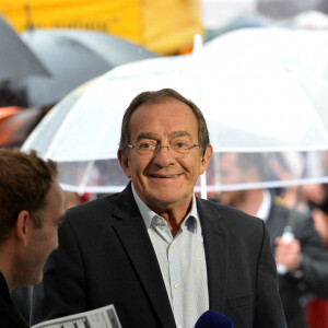 Jean-Pierre Pernaut lors du tournage de l'émission "Votre plus beau marché de France" à Montbrison le 14 juin 2019. © Frédéric Chambert / Panoramic / Bestimage