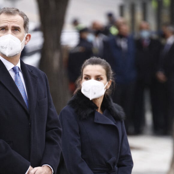 Le roi Felipe VI d'Espagne, la reine Letizia d'Espagne assiste à l'inauguration du monument en mémoire et en reconnaissance des agents de santé décédés dans l'exercice de leur profession lors de la pandémie COVID-19 sur la place Sagrados Corazones le 18 décembre 2020 à Madrid, Espagne.