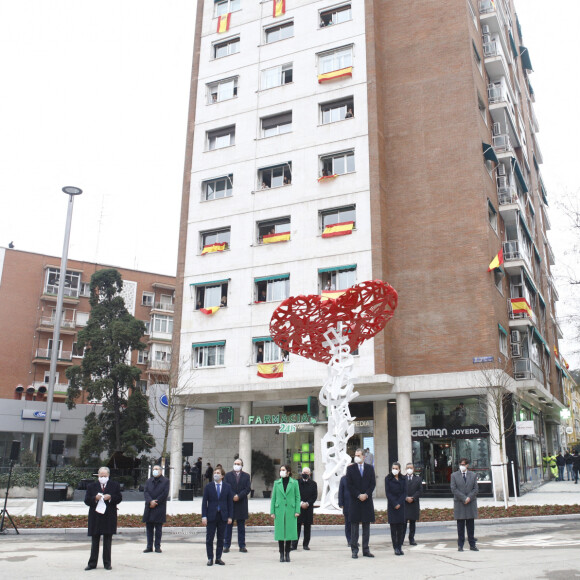 Le roi Felipe VI d'Espagne, la reine Letizia d'Espagne assiste à l'inauguration du monument en mémoire et en reconnaissance des agents de santé décédés dans l'exercice de leur profession lors de la pandémie COVID-19 sur la place Sagrados Corazones le 18 décembre 2020 à Madrid, Espagne.