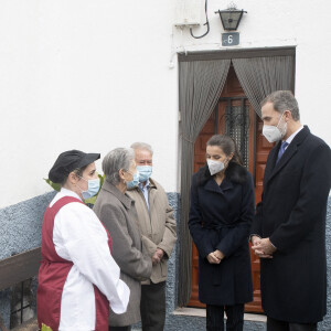 Le roi Felipe VI et la reine Letizia d'Espagne, ainsi que la présidente de la Communauté de Madrid, Isabel Díaz-Ayuso, lors de leur visite pour voir le projet Cáritas de soins à domicile pour les personnes âgées seules, à Brea de Tajo (Madrid, Espagne), le 18 décembre 2020.