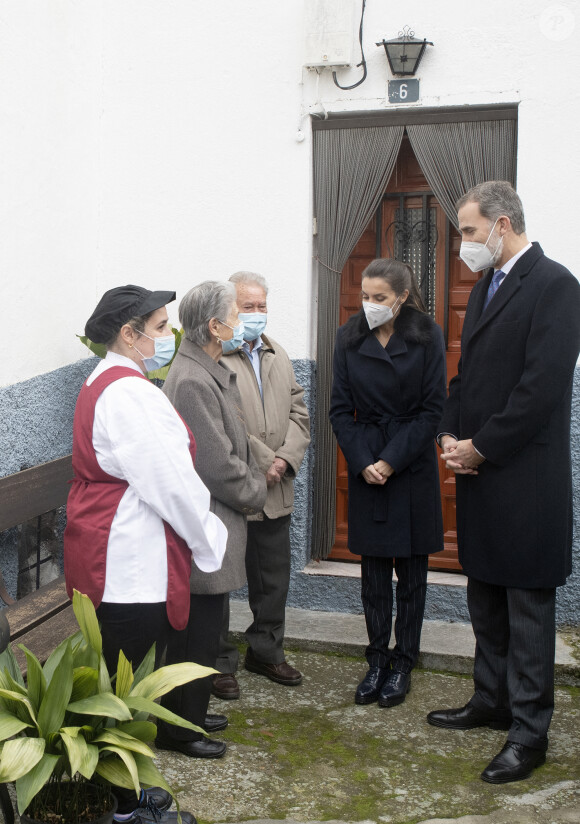 Le roi Felipe VI et la reine Letizia d'Espagne, ainsi que la présidente de la Communauté de Madrid, Isabel Díaz-Ayuso, lors de leur visite pour voir le projet Cáritas de soins à domicile pour les personnes âgées seules, à Brea de Tajo (Madrid, Espagne), le 18 décembre 2020.