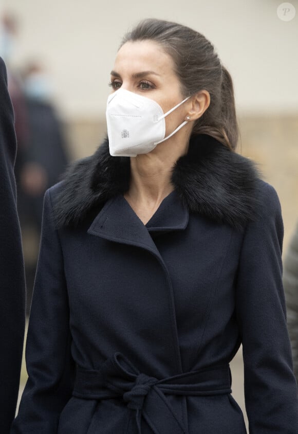 Le roi Felipe VI et la reine Letizia d'Espagne, ainsi que la présidente de la Communauté de Madrid, Isabel Díaz-Ayuso, lors de leur visite pour voir le projet Cáritas de soins à domicile pour les personnes âgées seules, à Brea de Tajo (Madrid, Espagne), le 18 décembre 2020.