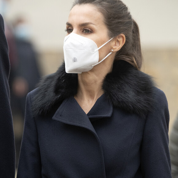 Le roi Felipe VI et la reine Letizia d'Espagne, ainsi que la présidente de la Communauté de Madrid, Isabel Díaz-Ayuso, lors de leur visite pour voir le projet Cáritas de soins à domicile pour les personnes âgées seules, à Brea de Tajo (Madrid, Espagne), le 18 décembre 2020.