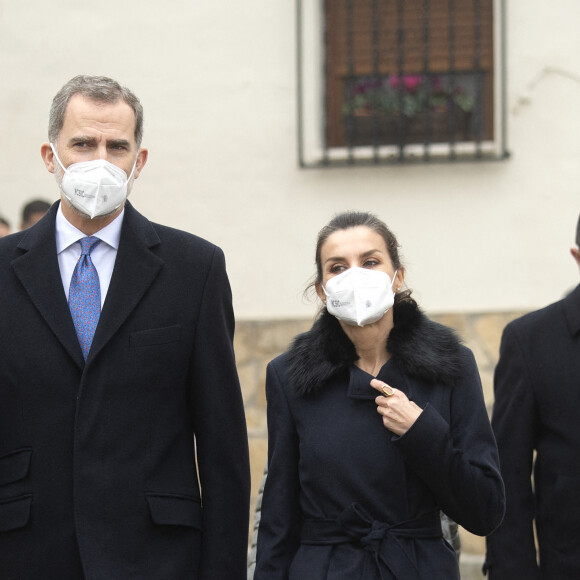 Le roi Felipe VI et la reine Letizia d'Espagne, ainsi que la présidente de la Communauté de Madrid, Isabel Díaz-Ayuso, lors de leur visite pour voir le projet Cáritas de soins à domicile pour les personnes âgées seules, à Brea de Tajo (Madrid, Espagne), le 18 décembre 2020.