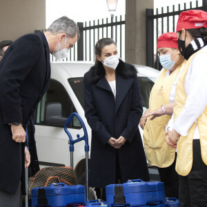 Le roi Felipe VI et la reine Letizia d'Espagne, ainsi que la présidente de la Communauté de Madrid, Isabel Díaz-Ayuso, lors de leur visite pour voir le projet Cáritas de soins à domicile pour les personnes âgées seules, à Brea de Tajo (Madrid, Espagne), le 18 décembre 2020.