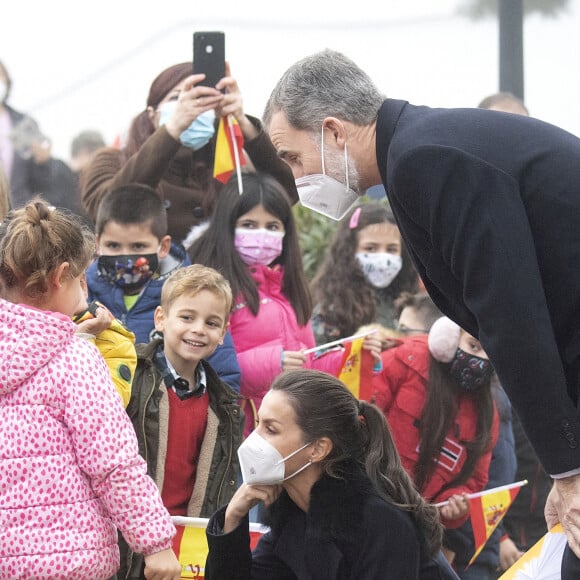 Le roi Felipe VI et la reine Letizia d'Espagne, ainsi que la présidente de la Communauté de Madrid, Isabel Díaz-Ayuso, lors de leur visite pour voir le projet Cáritas de soins à domicile pour les personnes âgées seules, à Brea de Tajo (Madrid, Espagne), le 18 décembre 2020.